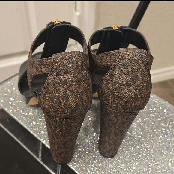 Michael Kors MK Logo Berkley Platform Sandal - Picture 11 of 12